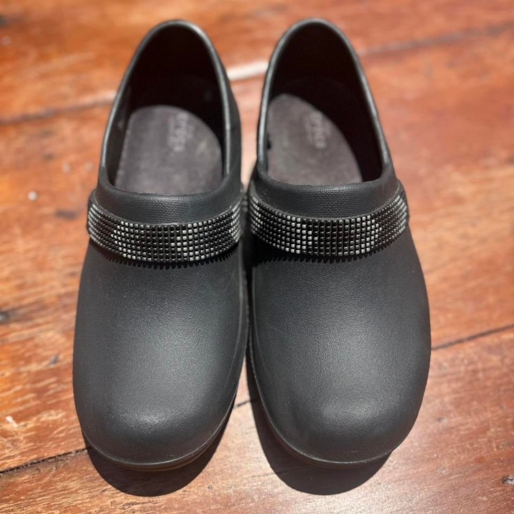 Crocs Womens size 7 black textured slip on non slip clogs